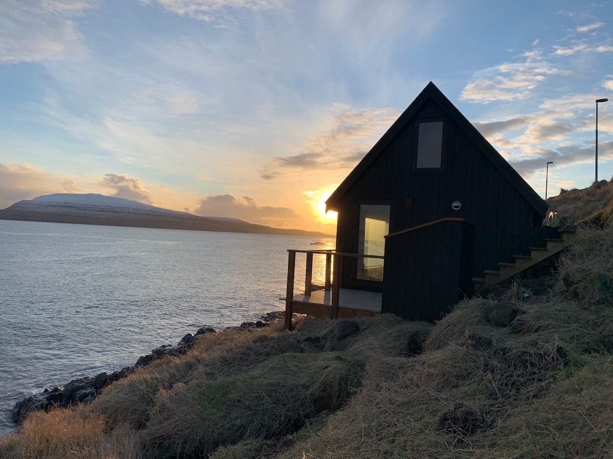 Cosy cottage next to the ocean facing the fiord