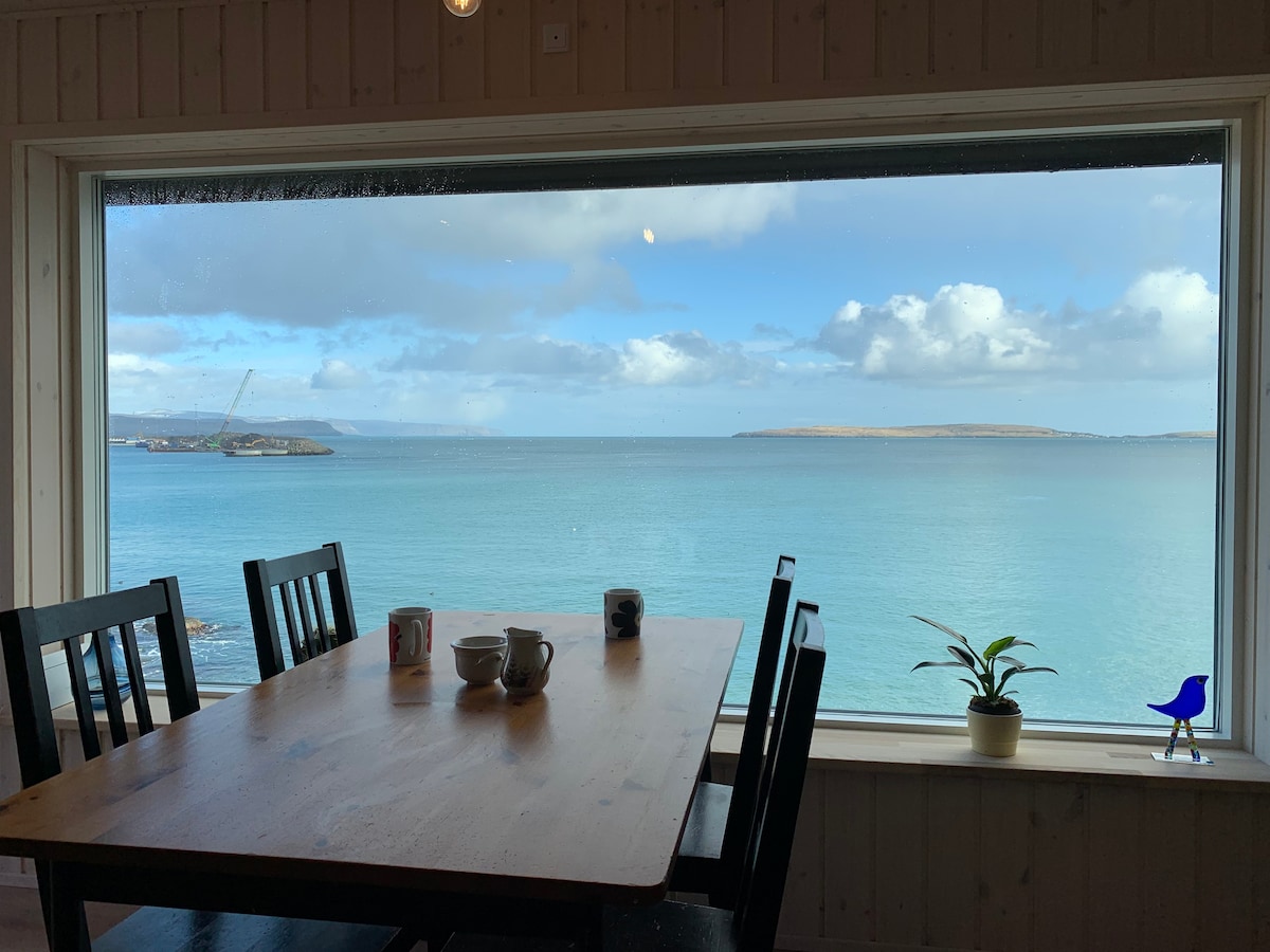 Cosy cottage next to the ocean facing the fiord