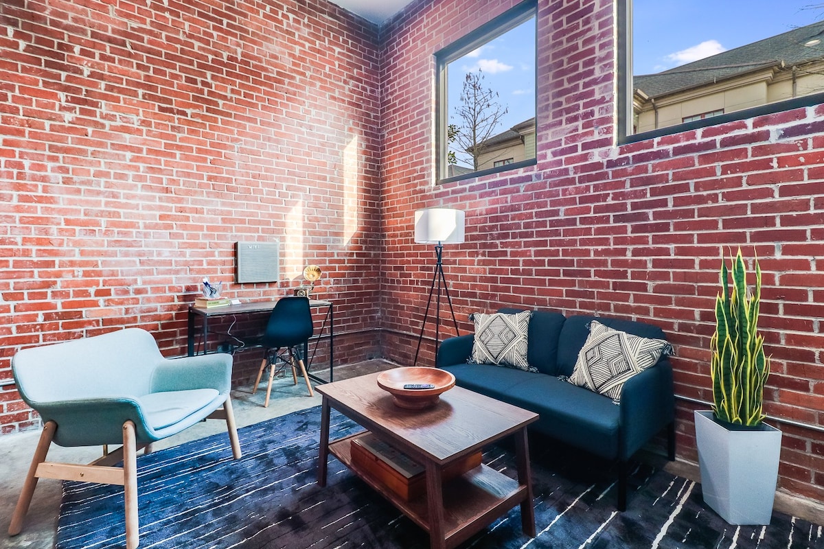Funky Downtown Flat with Gameroom & Firepit