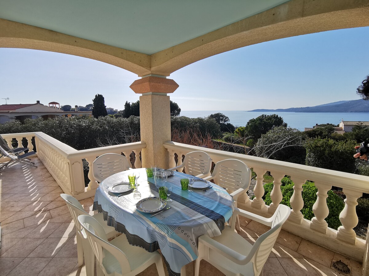 Appart avec grande terrasse vue mer, plage à 300m