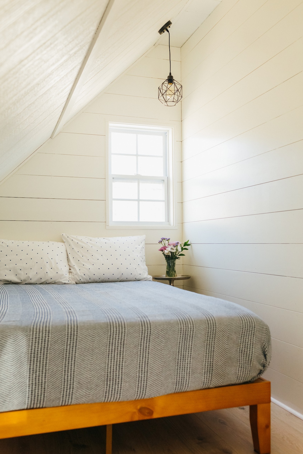 Cozy Treehouse Cabin on the Roaring River