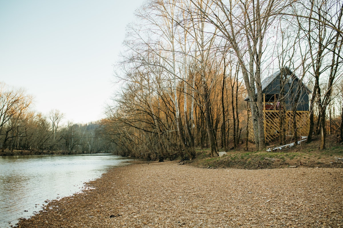 Cozy Treehouse Cabin on the Roaring River