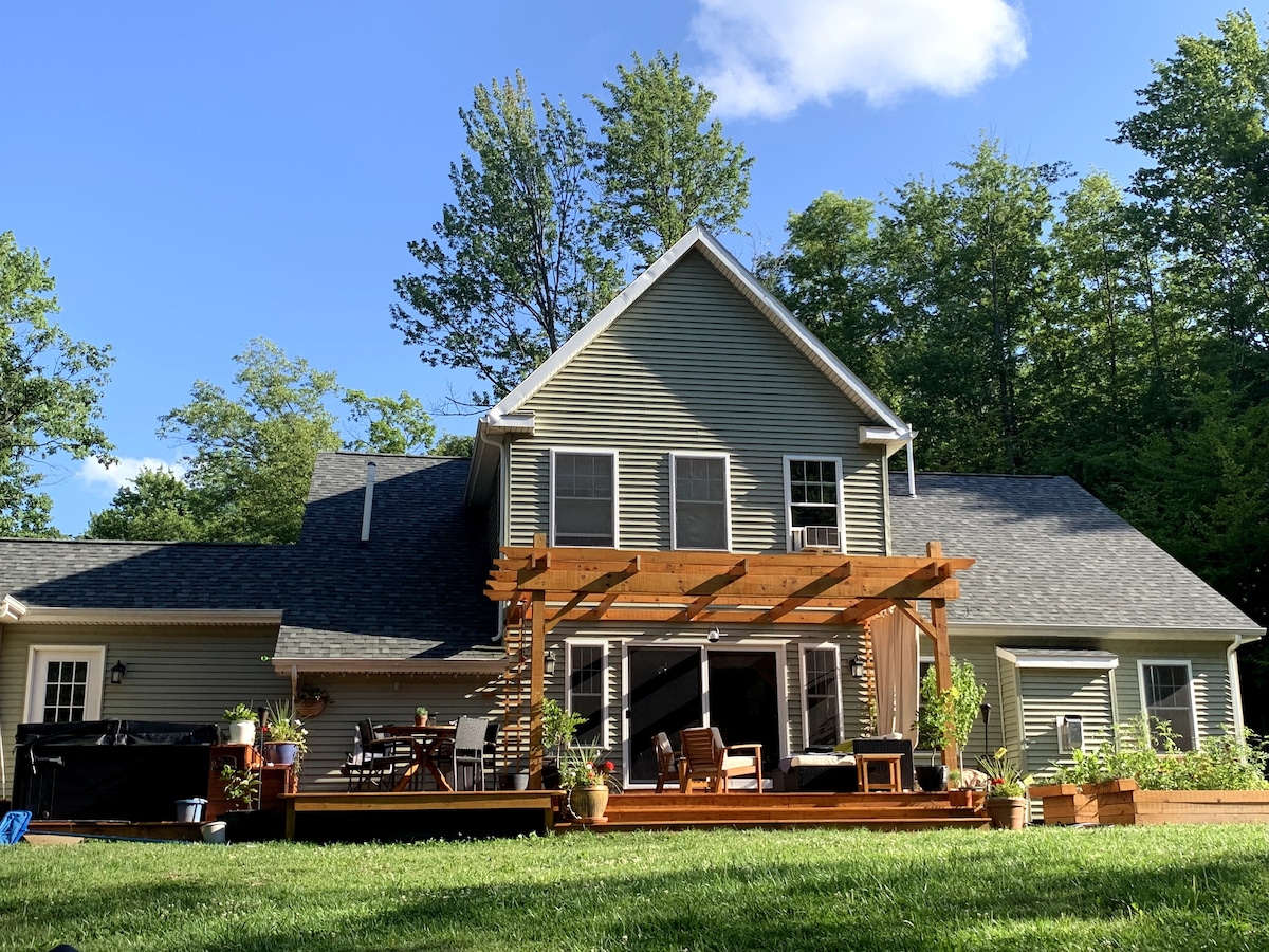 Spacious & sunny, hot tub, pond, tranquil setting