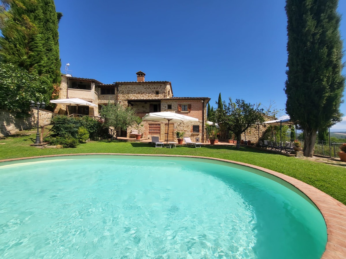 Tuscan Escape, Lux 2 bed aprtment pool & balcony