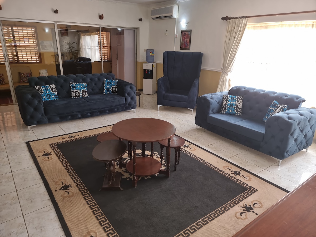 Spacious 2 Bedroom Flat,  Elegant, Garden, SmartTV