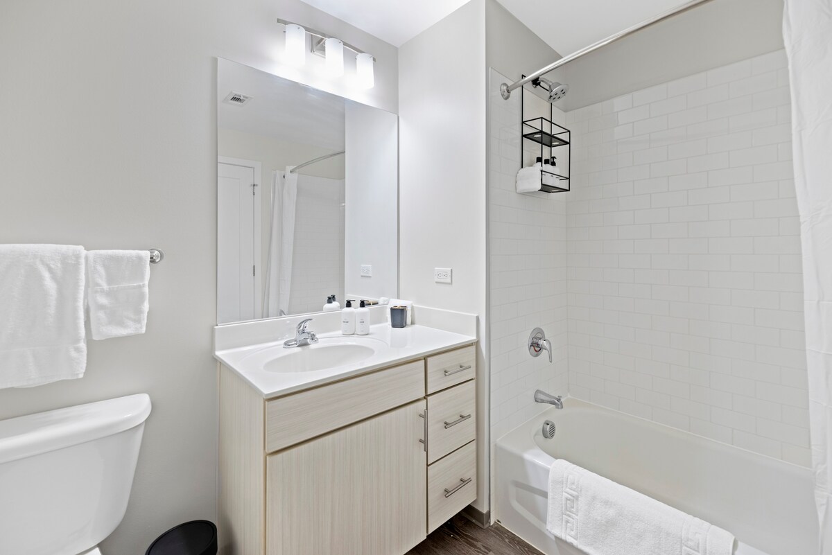 2 Bed 2 Bath Suite ADA | Placemakr Premier SoBro