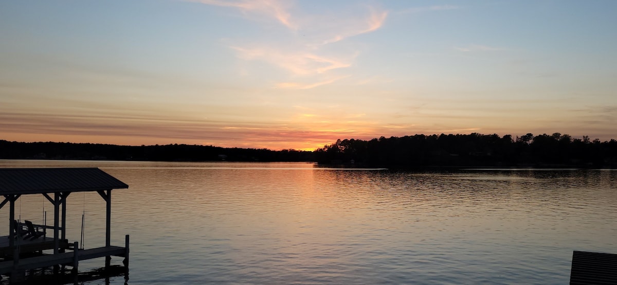 READY TO RELAX? Lakefront house.