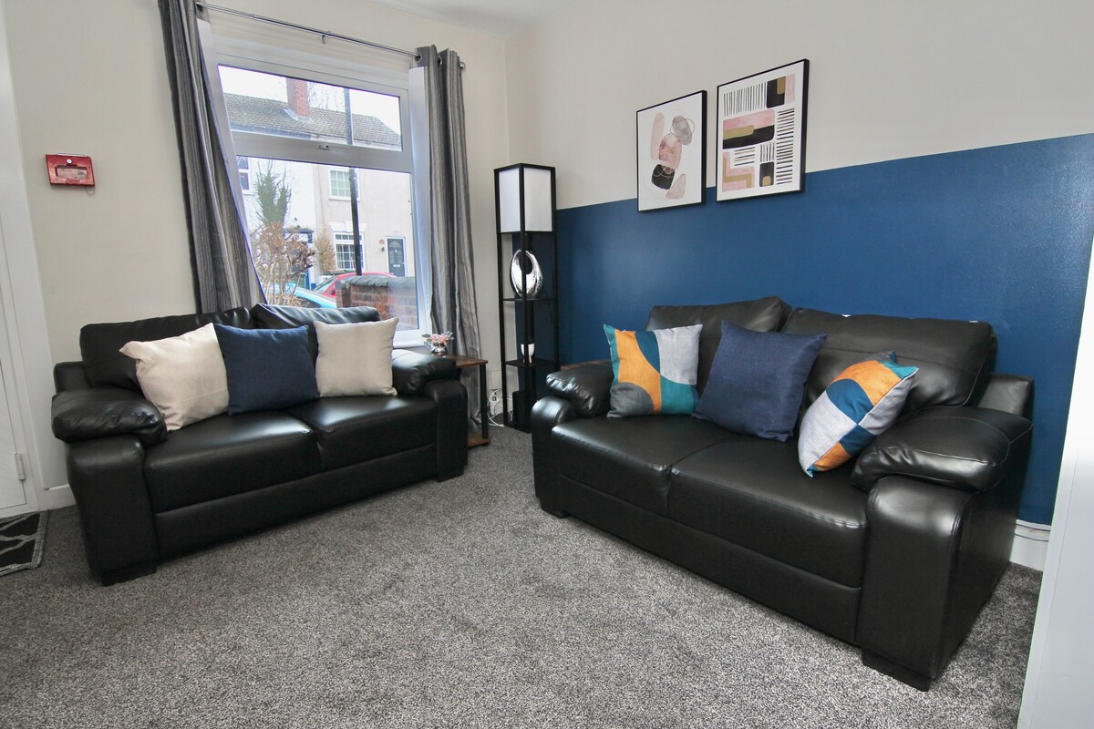Stylish 4Bed Retreat: Walk to Coventry's Delights