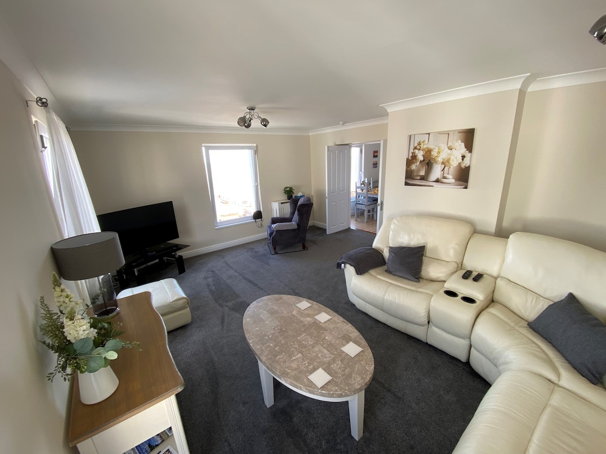 Eastcliffe Penthouse,2 bed/bathrooms with parking.