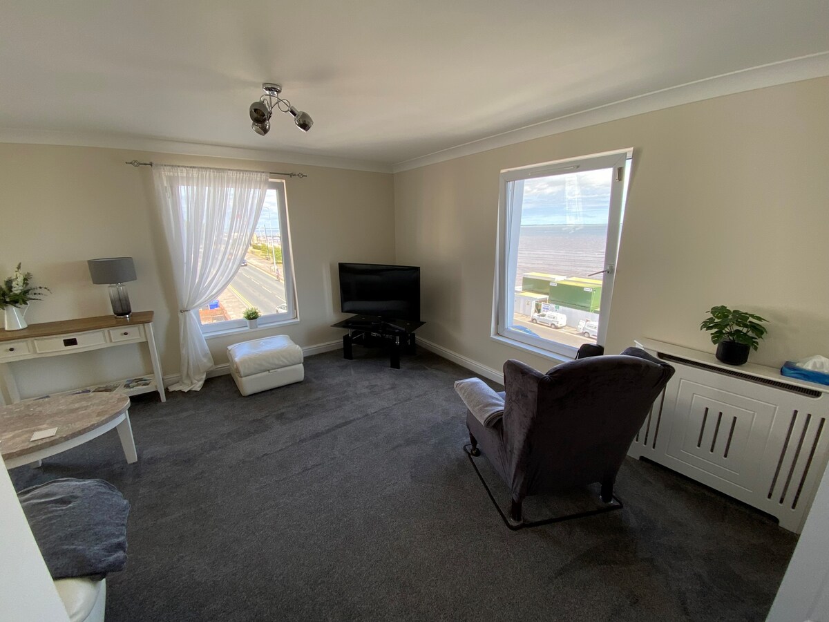 Eastcliffe Penthouse,2 bed/bathrooms with parking.