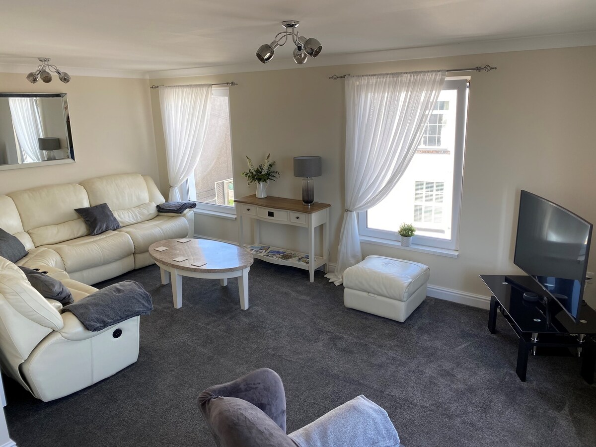 Eastcliffe Penthouse,2 bed/bathrooms with parking.