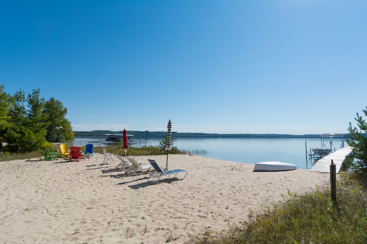 Hardalee Cottage on north shore of Big Glen Lake