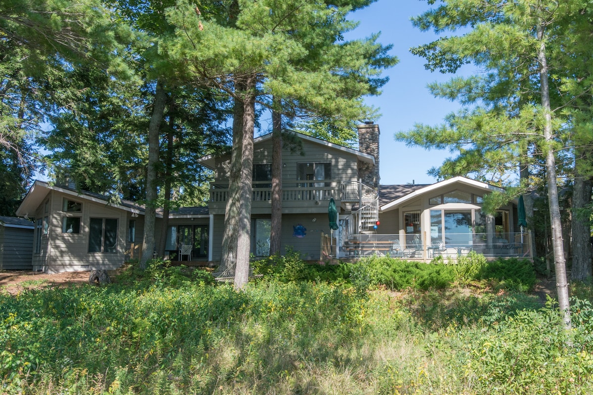 Hardalee Cottage on north shore of Big Glen Lake