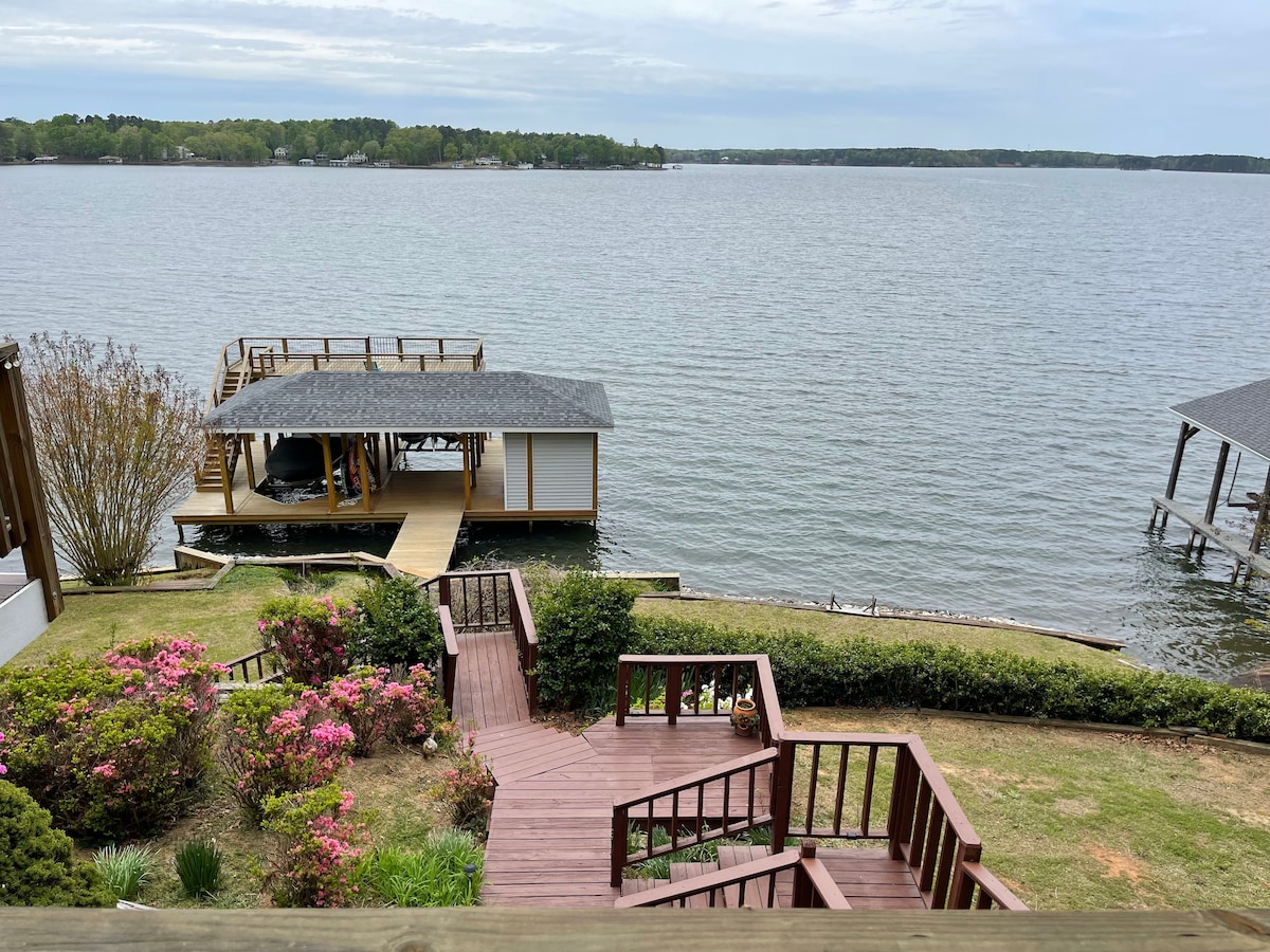 Home in Littleton: boat dock, pool, pet ok