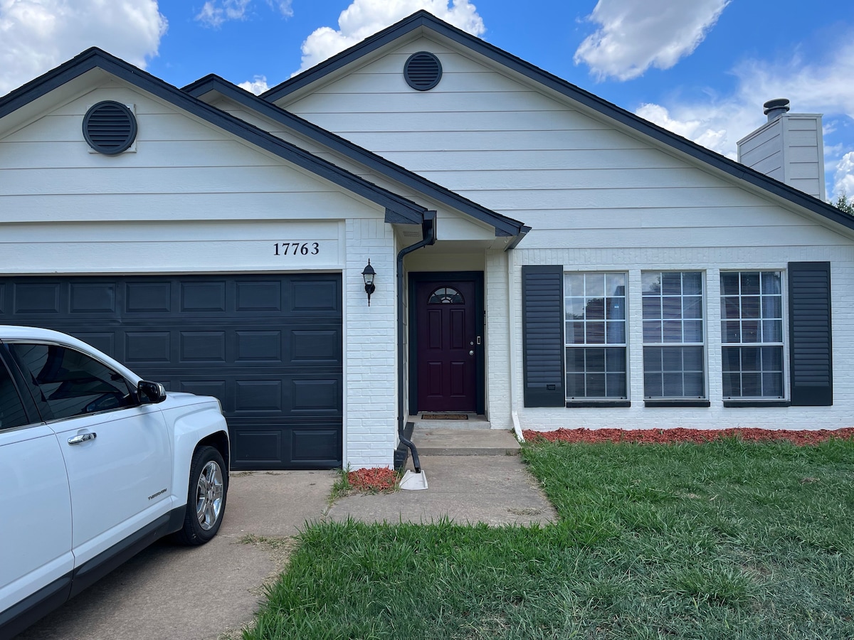 Cheerful 2 bedroom home minutes from Tulsa.