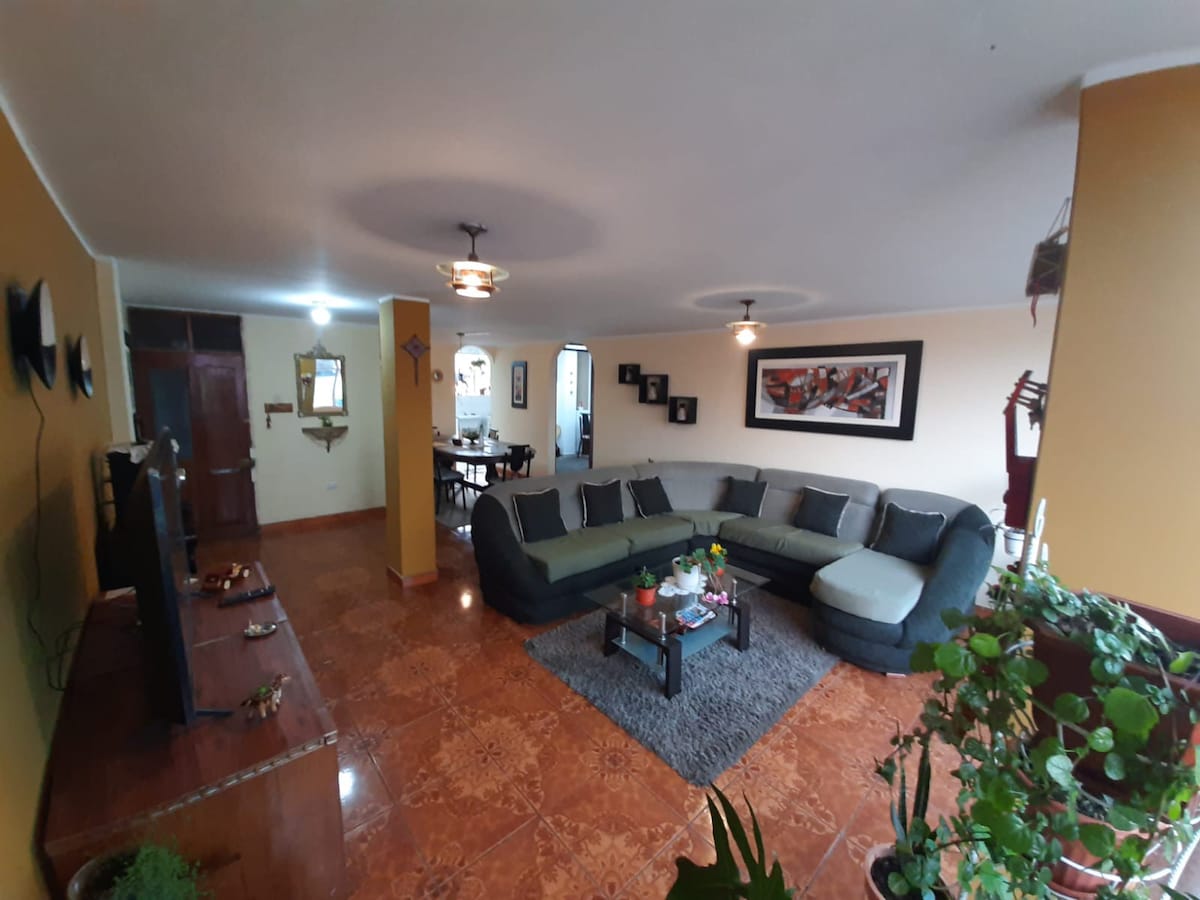 位于华卡约（ Huancayo ）的中心位置宽敞、家具齐全的公寓