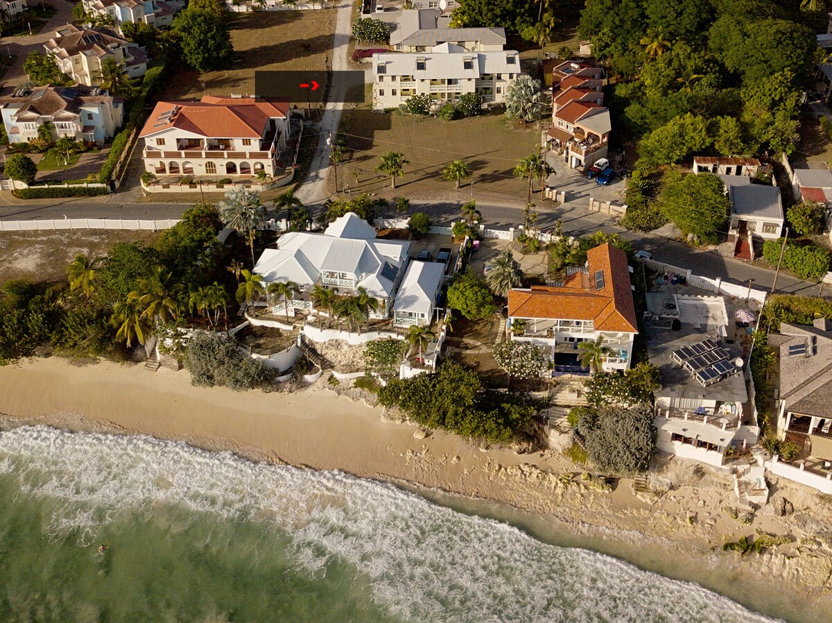 Sea Rocks Beach - Surf/Swim/Tan at your door step