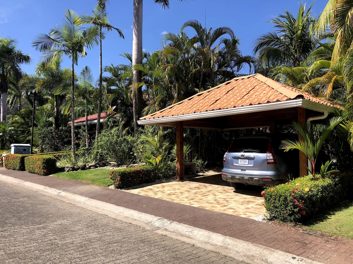 Los Delfines Villa with Private Pool & Jacuzzi