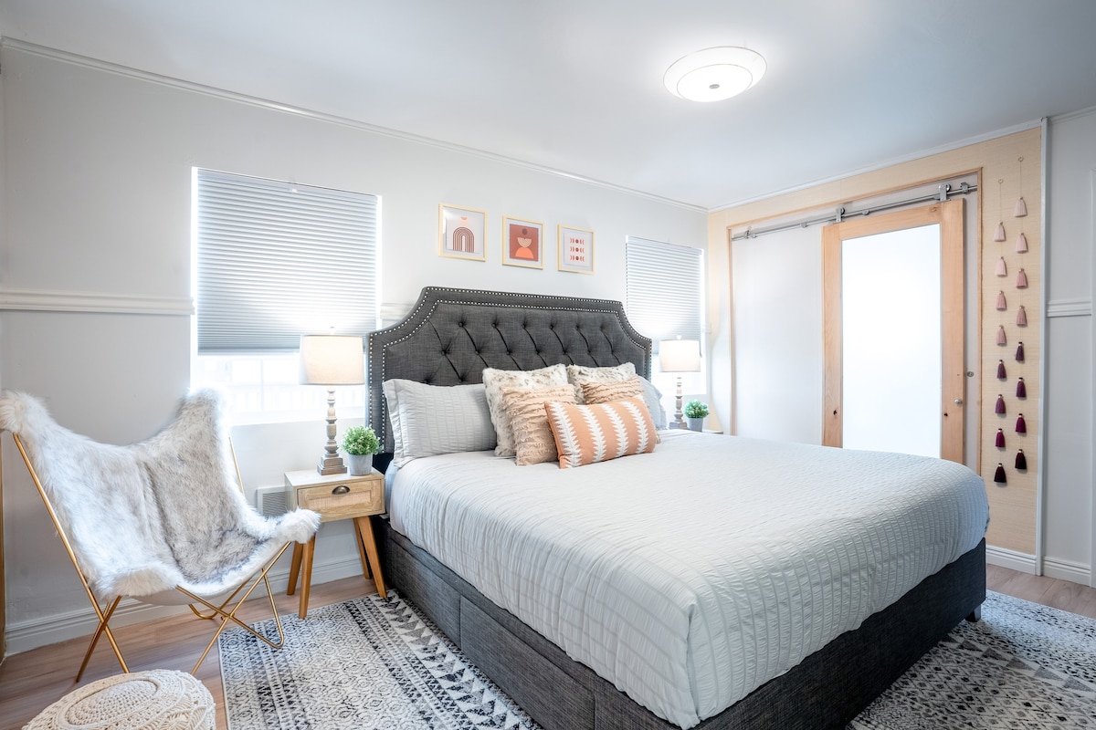 Temescal Getaway w/ Priv Parking, King bed & Patio