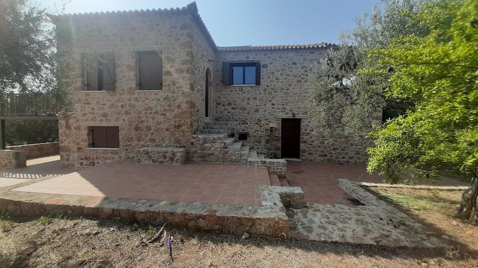 Isolated 3 bedroom villa with pool in olive groves