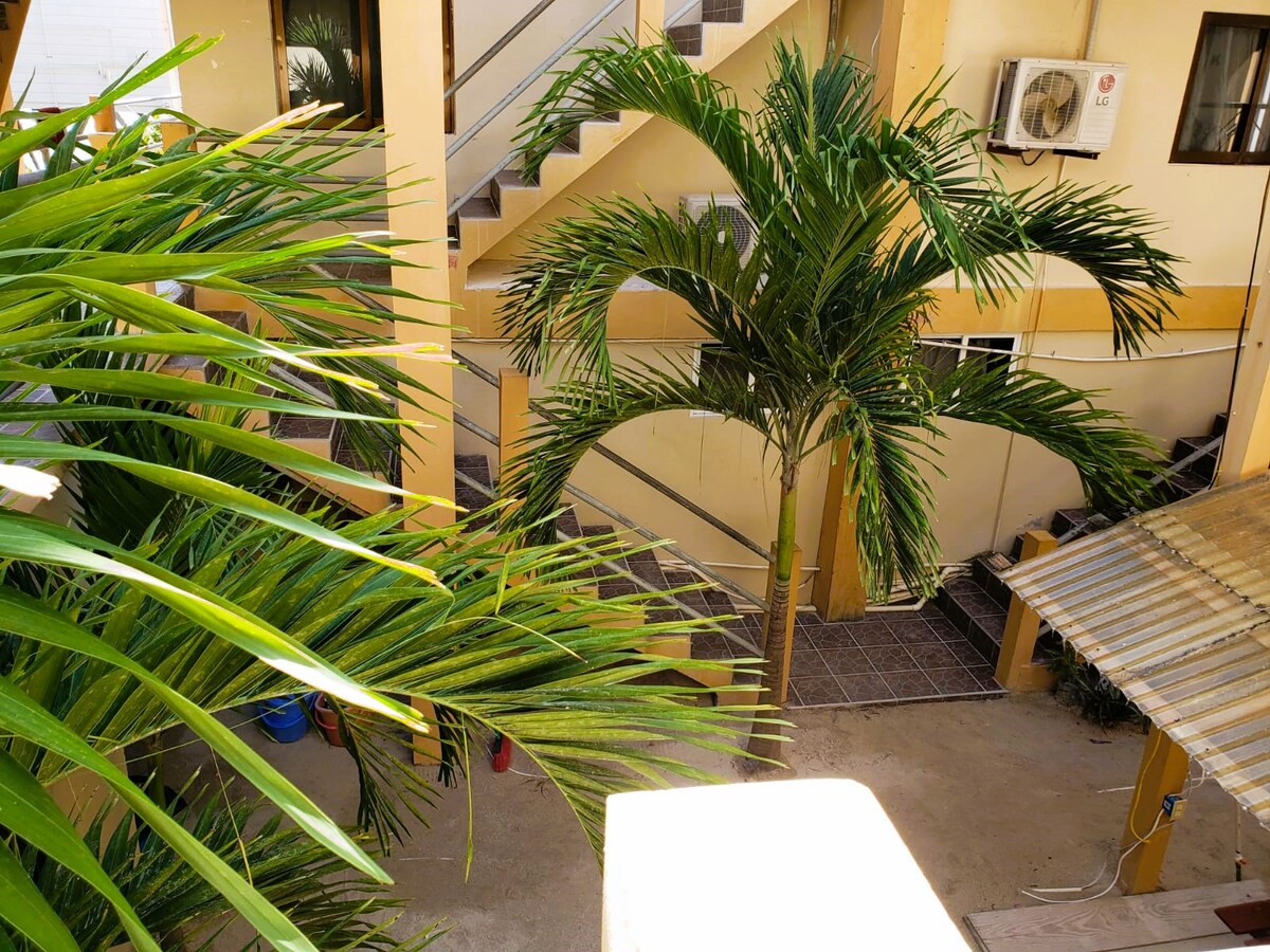 入住私人套房，沿着棕榈树、海景和泳池
