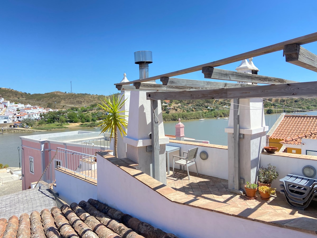 Casa Andorinha, on the Guadiana river