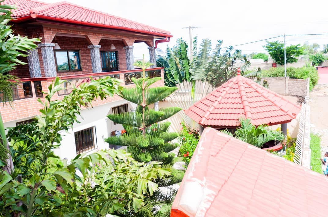 Villa avec piscine jardin garni vue dégagée