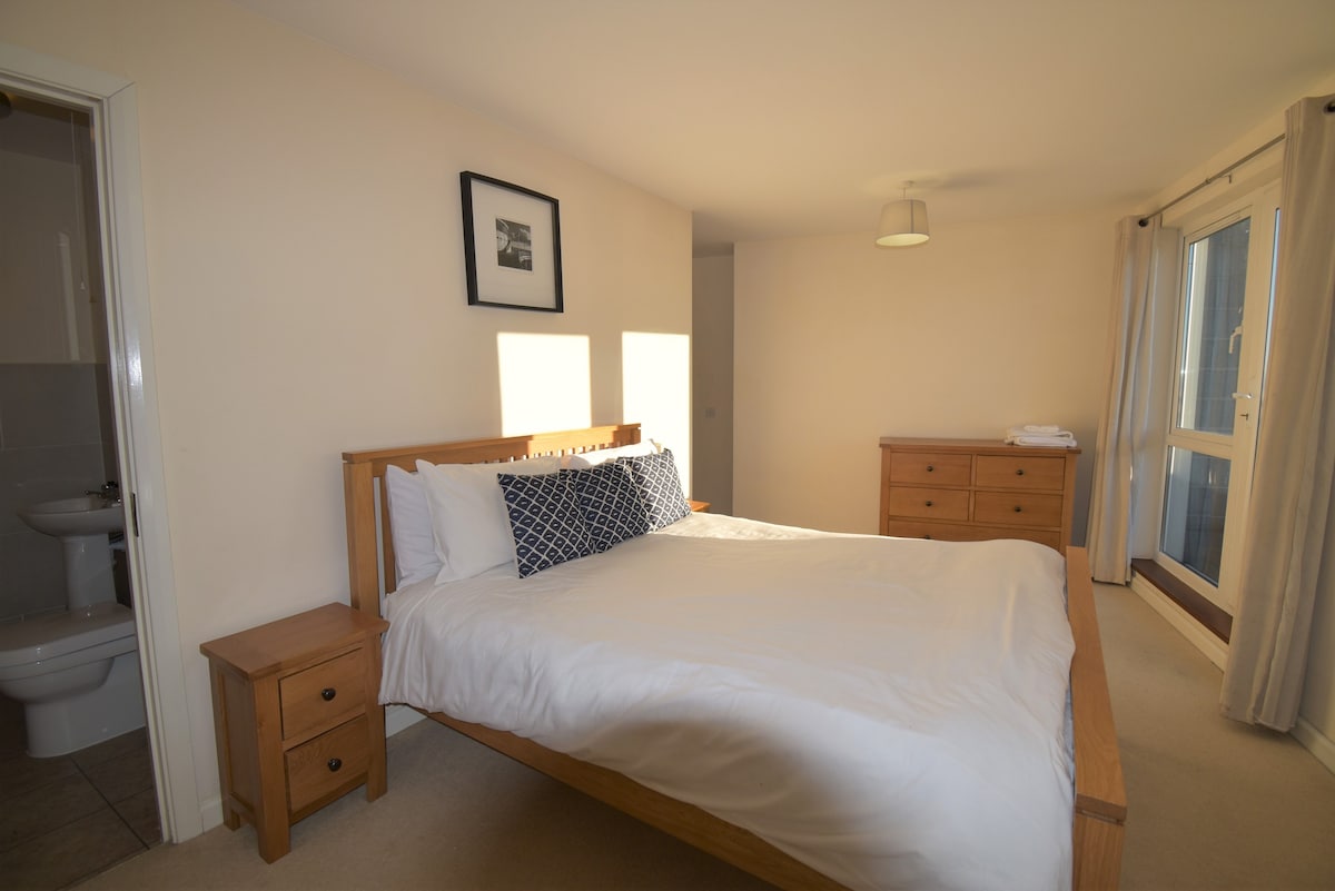 Central 3 Bed Penthouse - Balcony & Free Parking