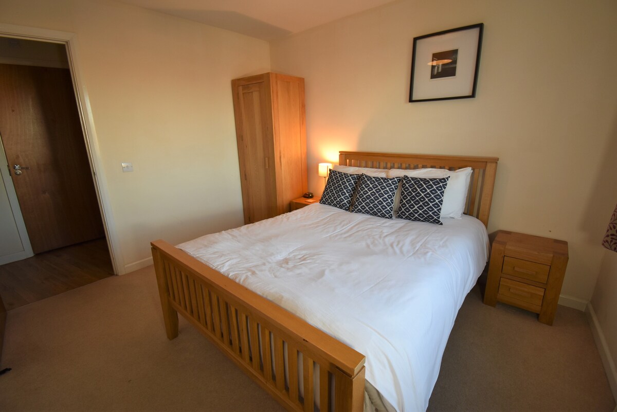 Central 3 Bed Penthouse - Balcony & Free Parking