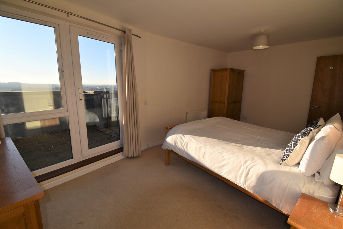 Central 3 Bed Penthouse - Balcony & Free Parking