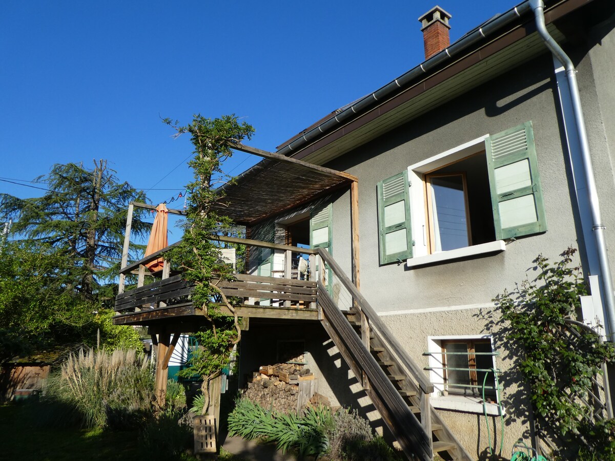 Maison avec terrasse et jardin