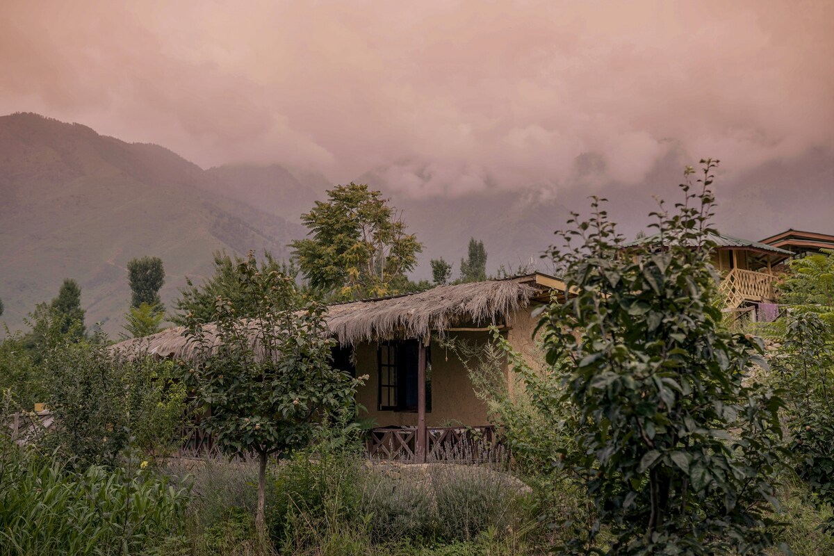 Nomadic Mud Huts (Kashmiri Village Lifestyle)