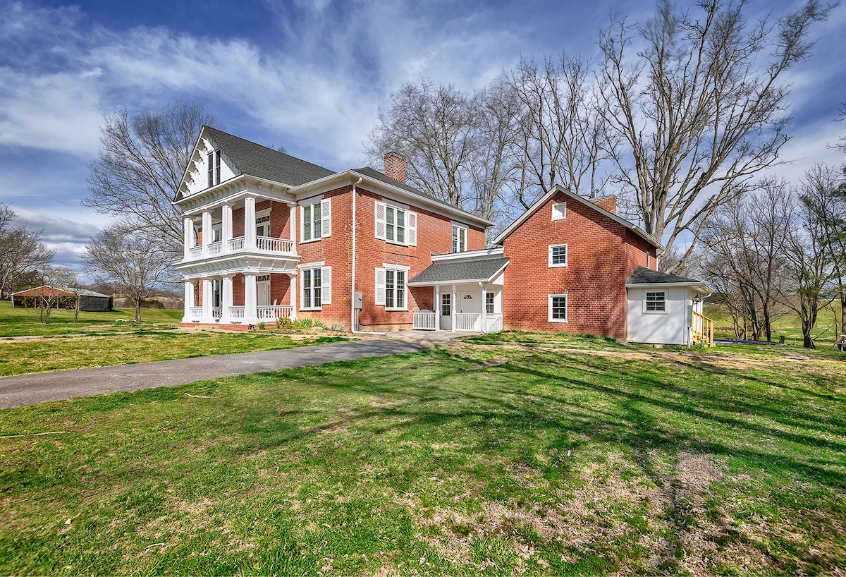 Historic Countryside Guest House & In-Ground Pool!