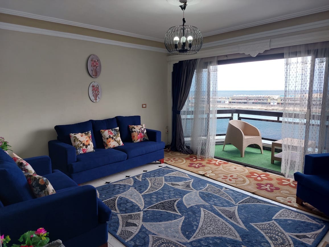 装潢齐全的酒店公寓，就在闪亮湾（ Gleaming Bay ）前面的海滨