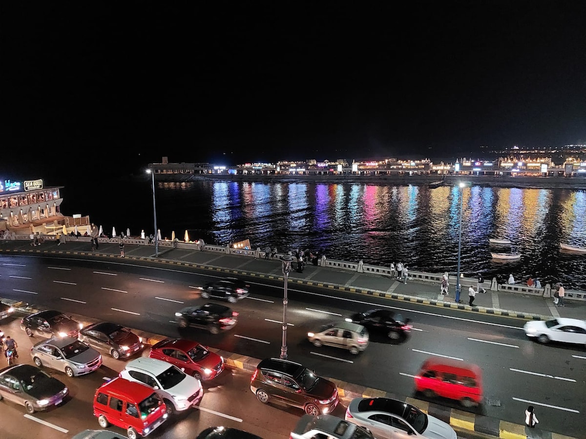 装潢齐全的酒店公寓，就在闪亮湾（ Gleaming Bay ）前面的海滨