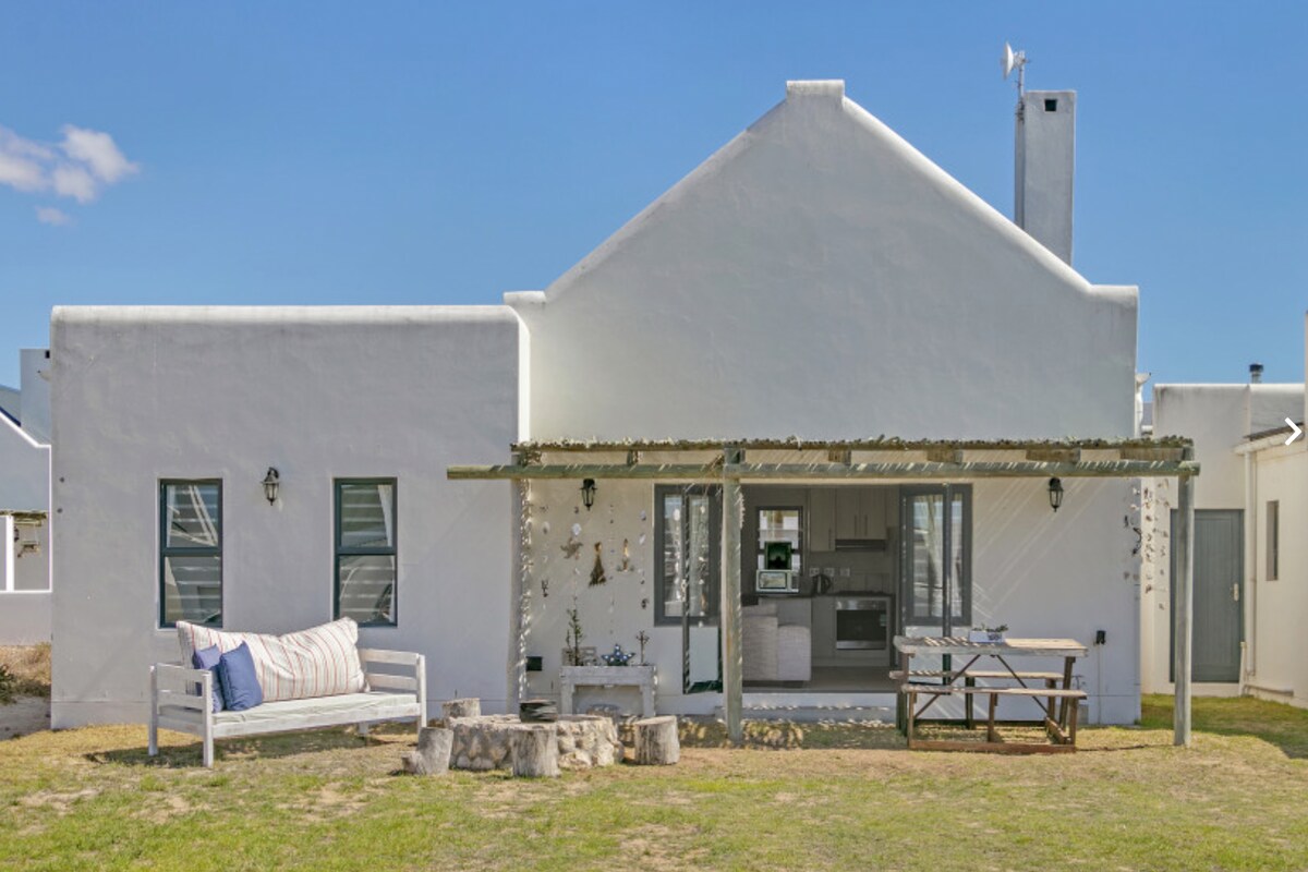 Cheerful Cottage on Britannia Beach, West Coast