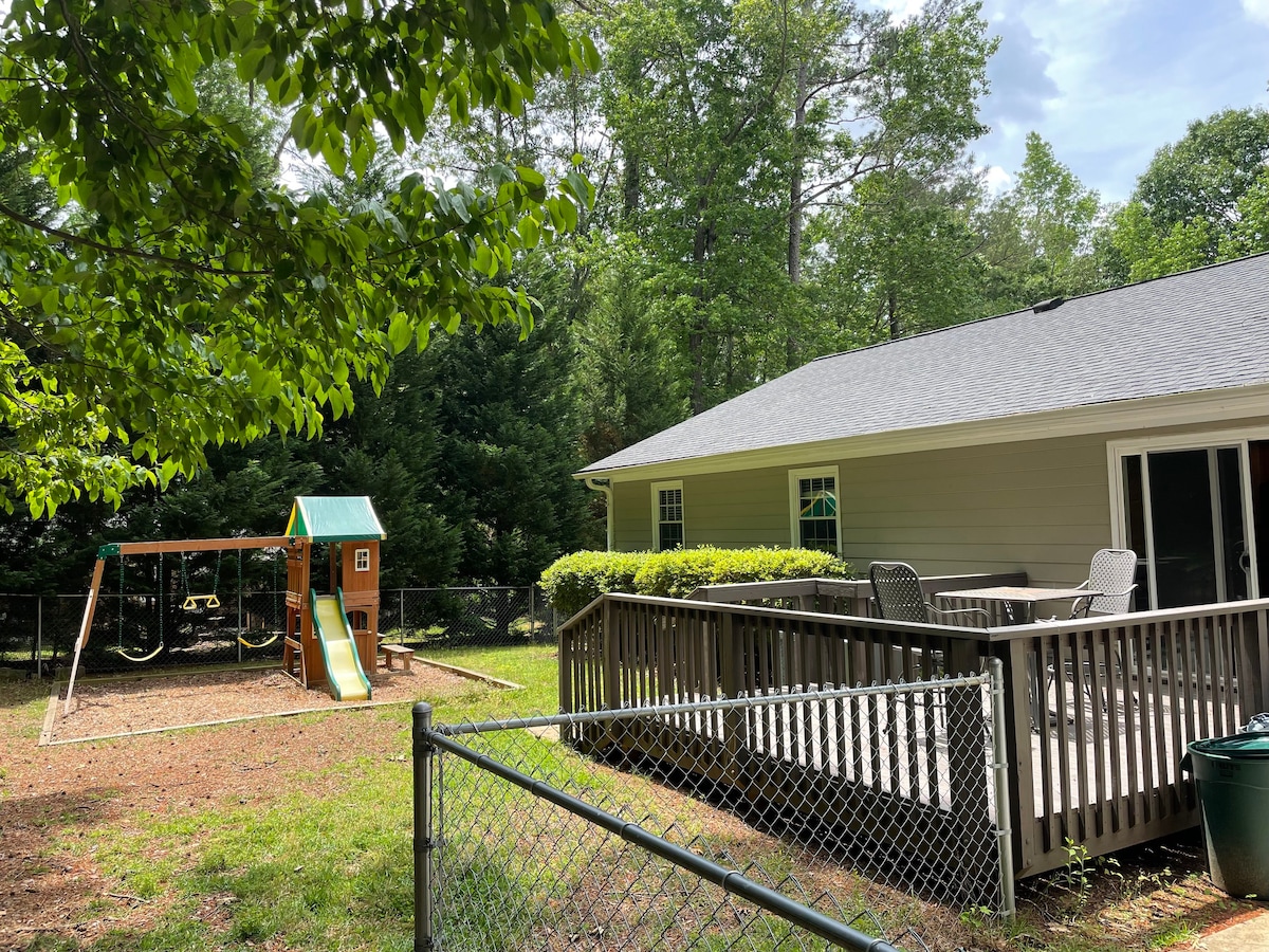 Cozy 3 bedroom house in great Cary location!