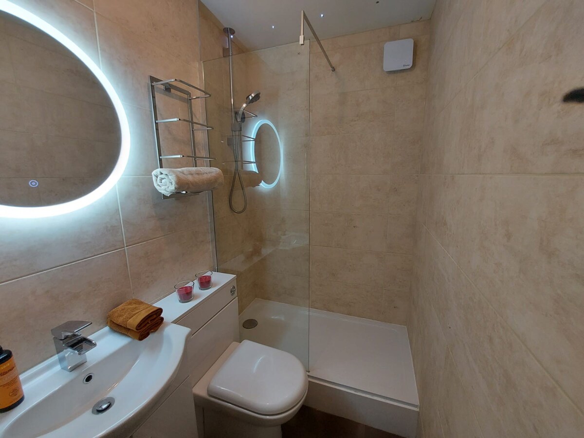Lovely double room and private bathroom.