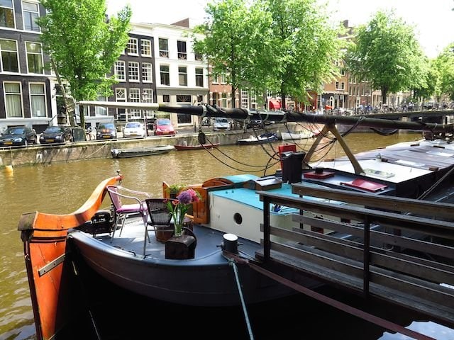 Knusse woonboot met parking in centrum Amsterdam