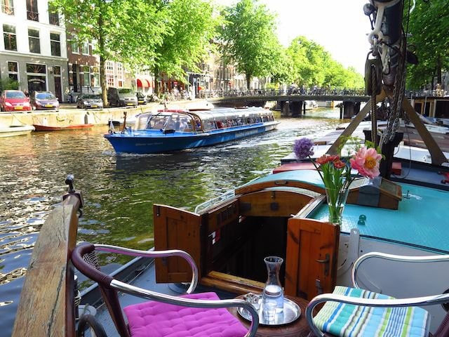 Knusse woonboot met parking in centrum Amsterdam