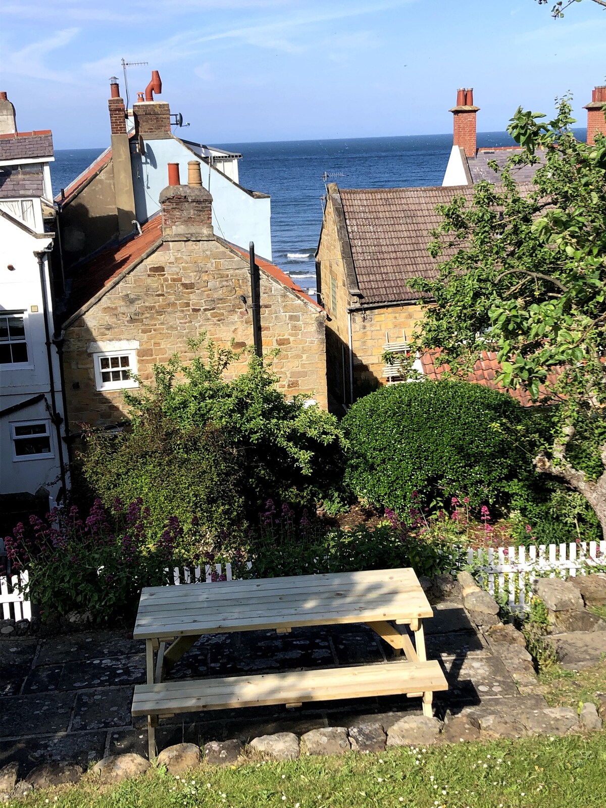 Quiet beachside Georgian house with garden