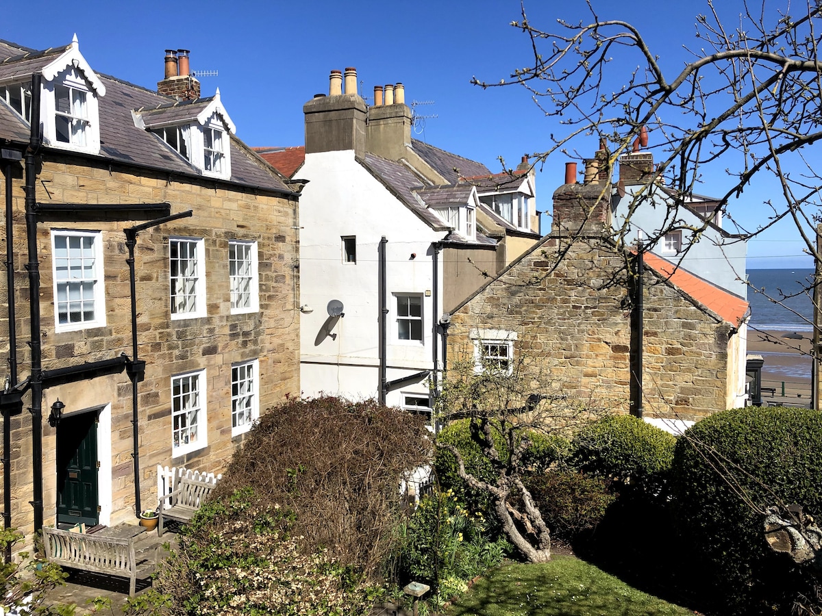 Quiet beachside Georgian house with garden