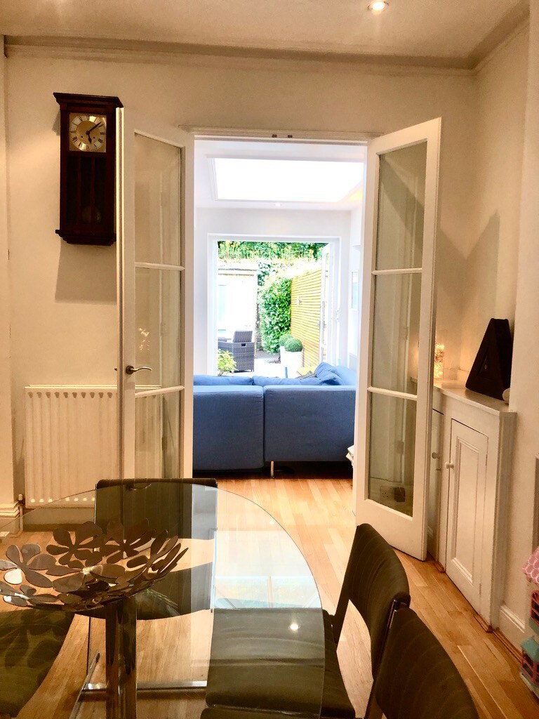 Lovely Three Bed Chiswick Townhouse With Garden