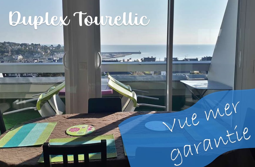 Tourellic复式海景公寓，可供5人入住。阳台。