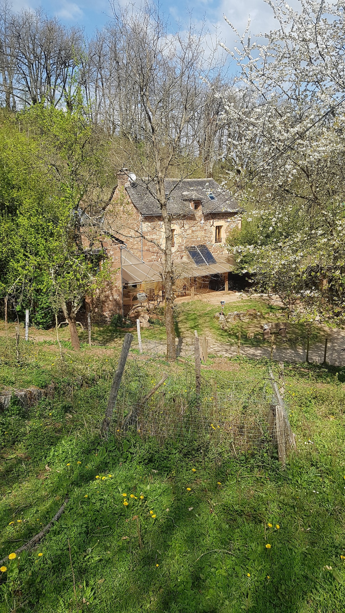 maison isolée , perchée dans les vignes ,les bois