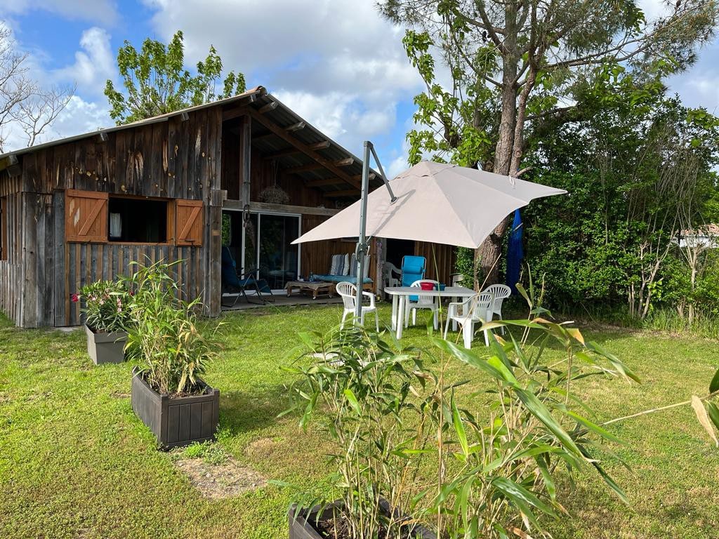 La petite cabane bleue planquée dans la prairie