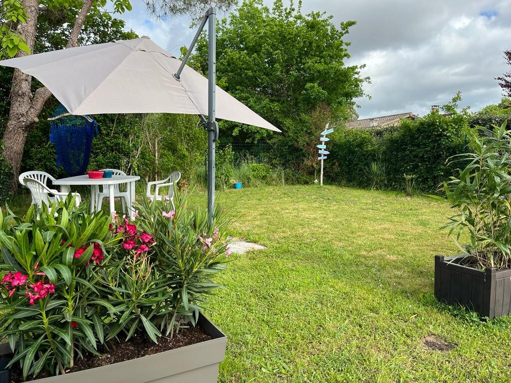 La petite cabane bleue planquée dans la prairie