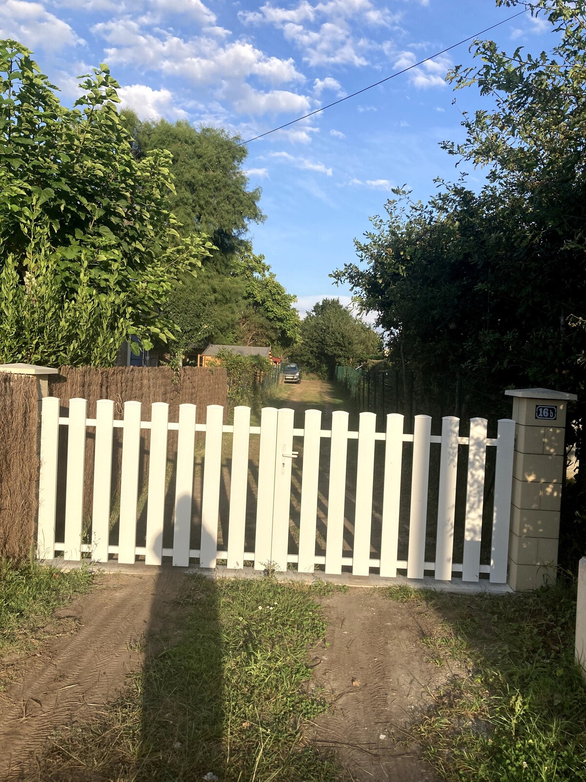 La petite cabane bleue planquée dans la prairie