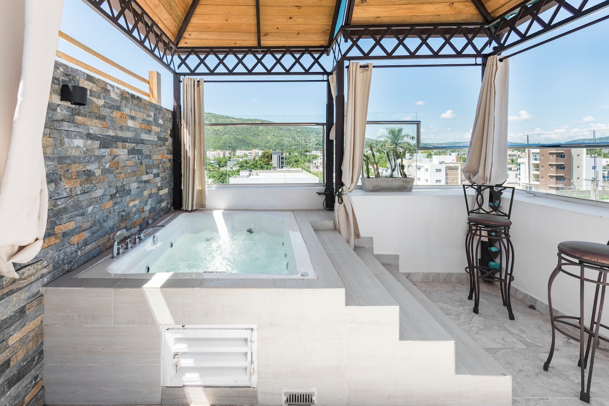 Penthouse de lujo con jacuzzi y vista a la montaña