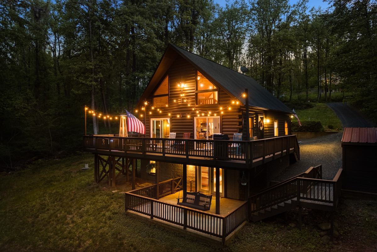 Liberty Chalet ~ Mt. Retreat w/4bdr & Hot Tub